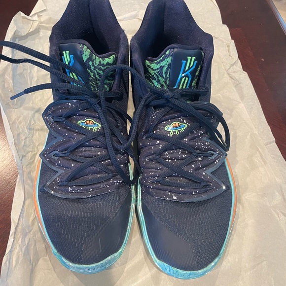 Kyrie 5 UFO sz 9 - Picture 4 of 5